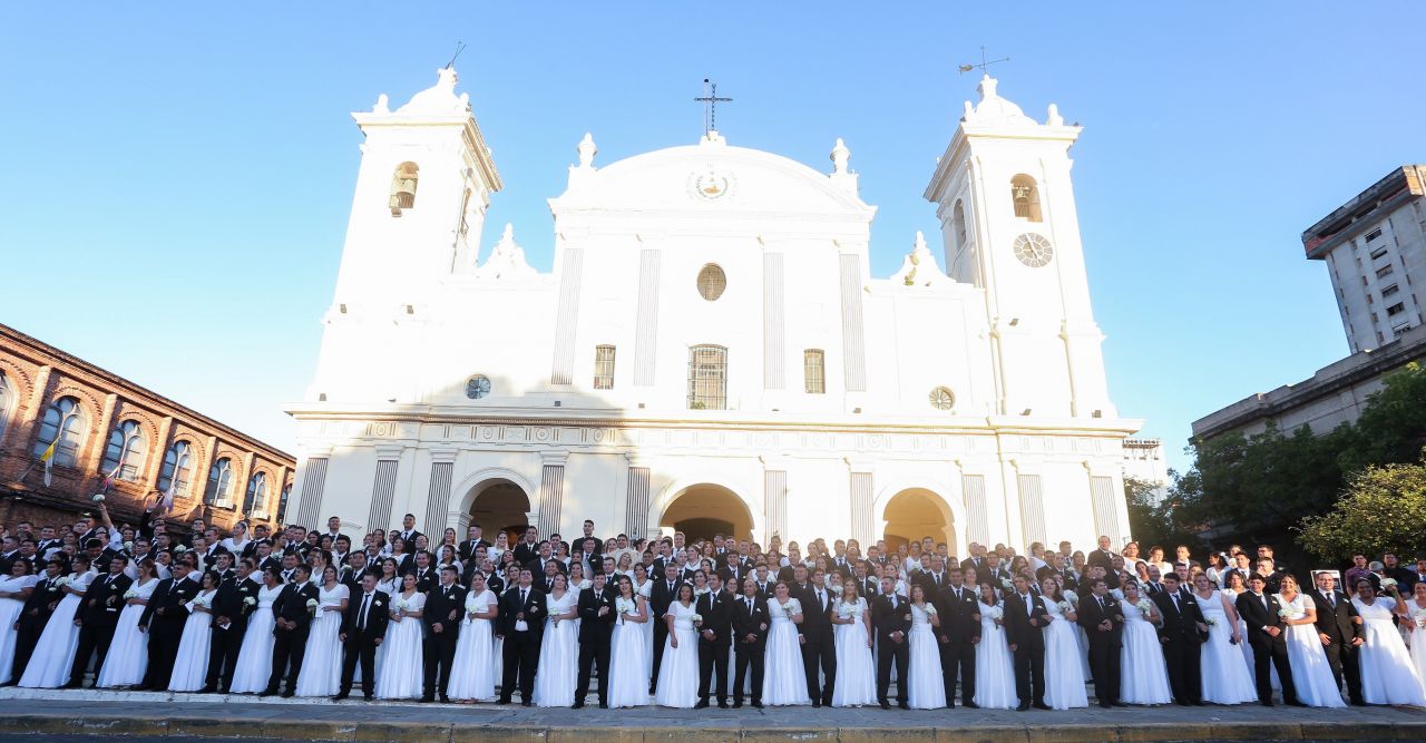 Retail celebró la boda de 114 parejas en la Catedral Metropolitana