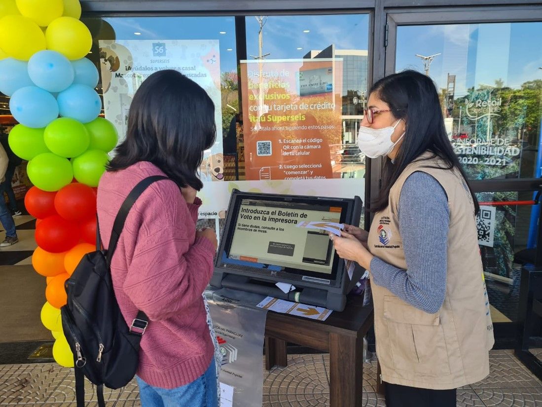 Superseis apoya las prácticas democráticas a través de capacitaciones para el uso de máquinas de votación en sus locales