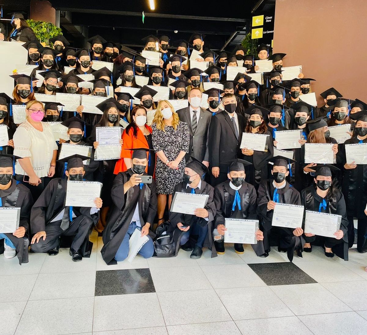 Graduación de Egresados del programa de Educación Básica y Media de las cadenas Superseis, Stock y Delimarket para jóvenes y adultos