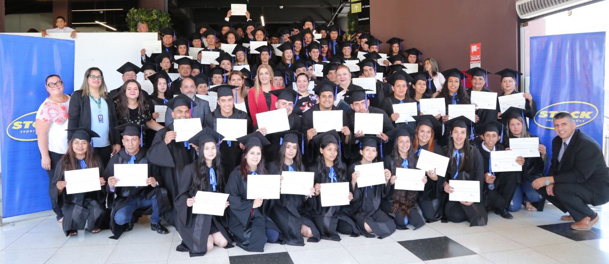 111 personas egresaron del colegio interno