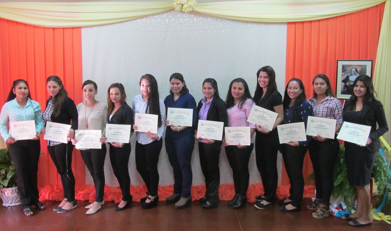 Mujeres culminaron serie de cursos de capacitación para Administradoras de Hogar con el apoyo de la Fundación Santa Librada