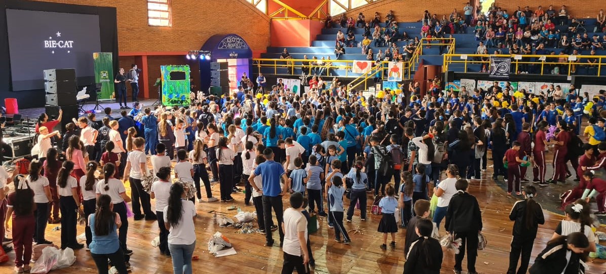 Superseis celebra con 800 niños el inicio de la Bienal Católica 2024