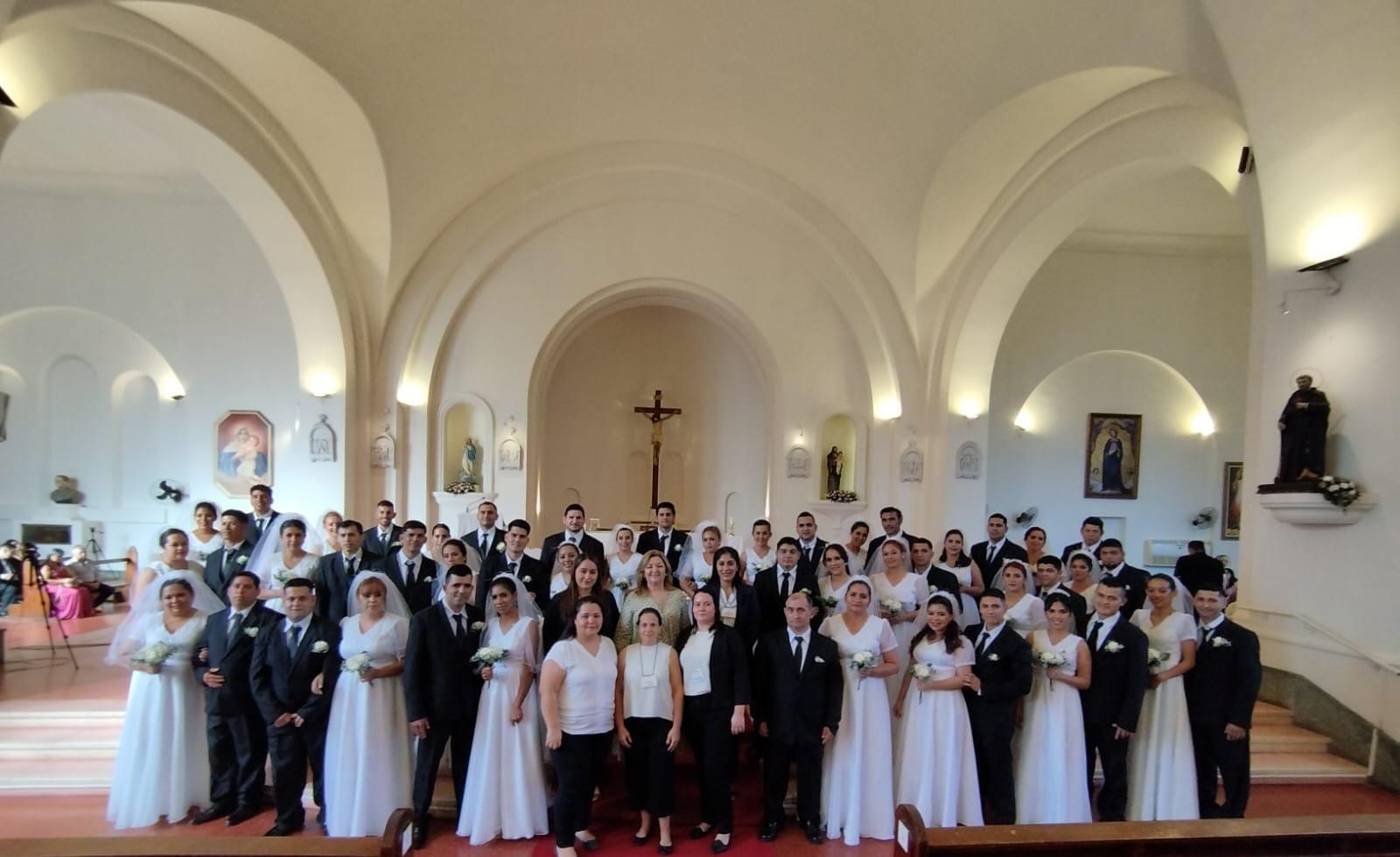 24 Parejas dieron el Sí en conmovedora ceremonia de casamiento comunitario